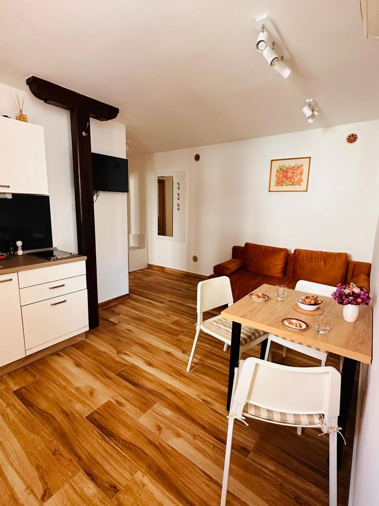 Lux Apartments In Downtown Pula Buitenkant foto