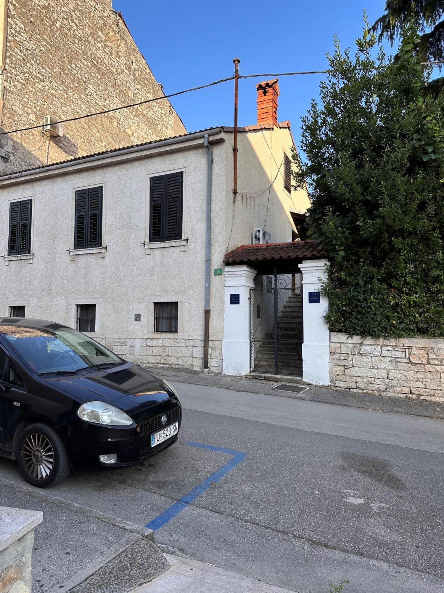 Lux Apartments In Downtown Pula Buitenkant foto